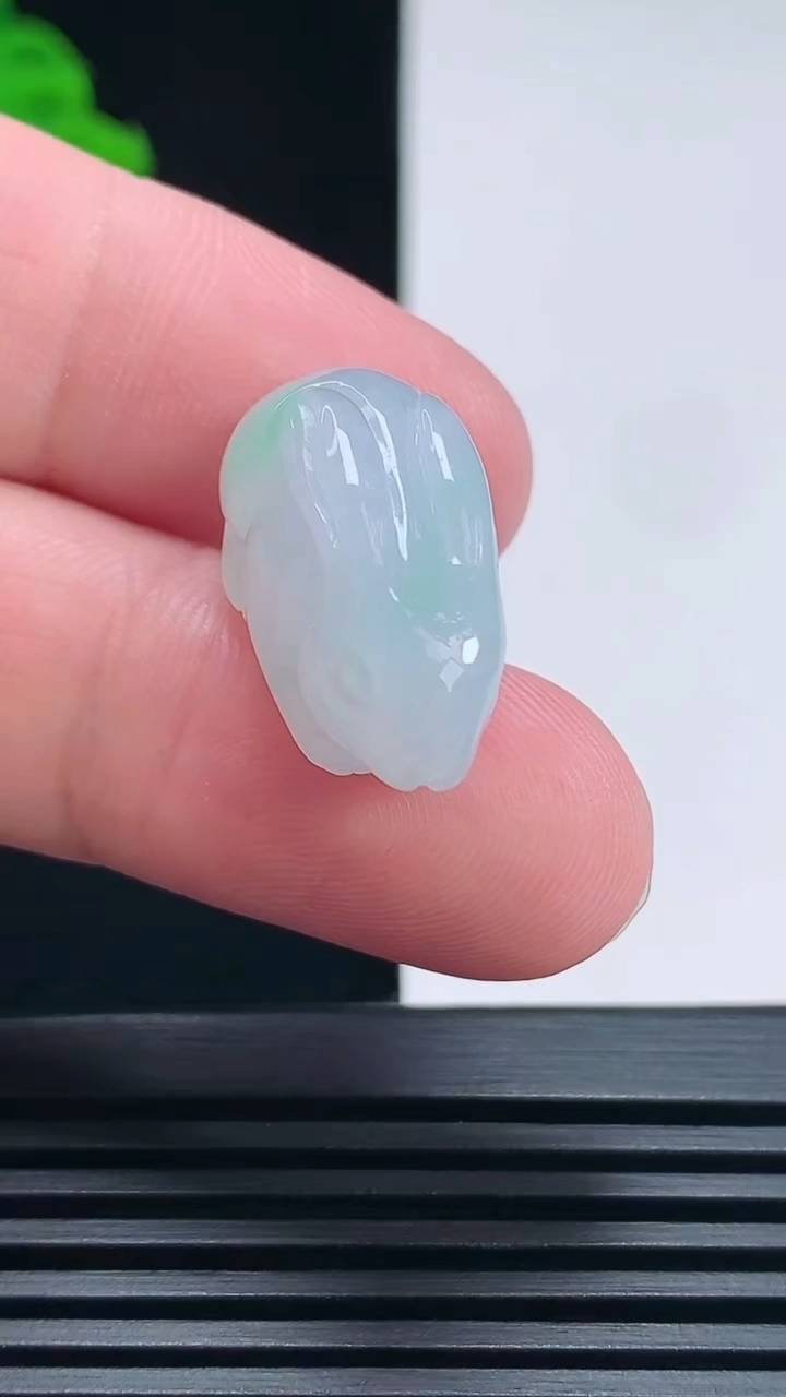 天然A货翡翠生肖兔吊坠，尺寸25-12-13 重量:6.60g
6月27日