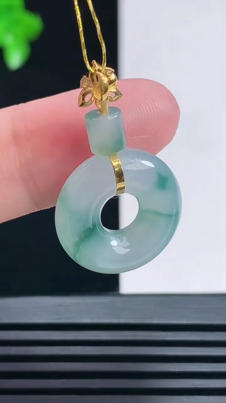 天然A货翡翠18k金飘花平安环吊坠，尺寸30-18.2-5 重量:3.67g
6月27日