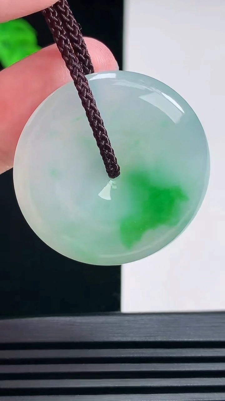天然A货翡翠平安扣吊坠，尺寸33-5 重量:12.35g
6月27日