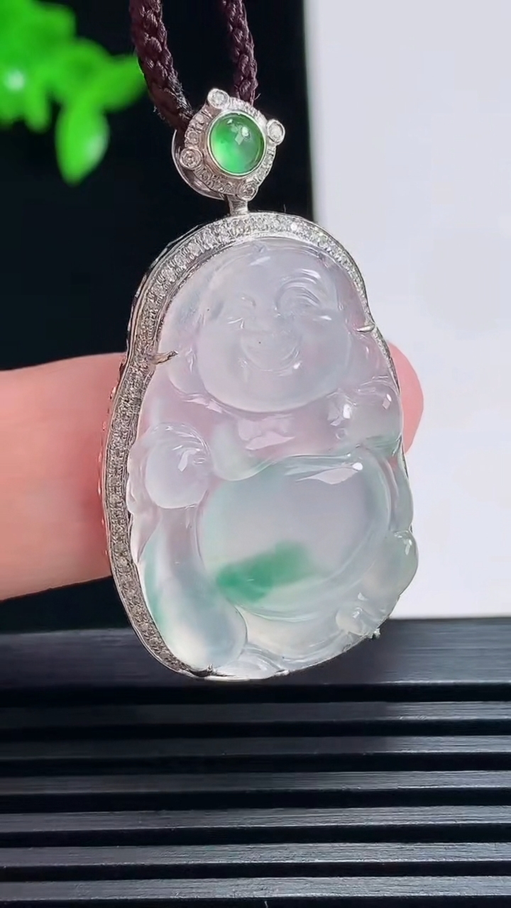 天然A货翡翠种飘花布袋佛吊坠，尺寸40.5-22-8，裸石30-19 重量:6.51g
6月27日