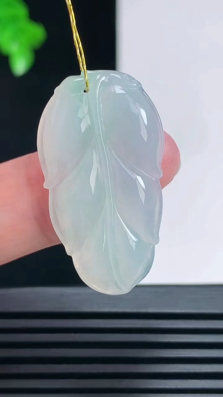 天然A货翡翠金枝玉叶 叶子吊坠，尺寸33.5-19-4.2 重量:5.22g
6月27日