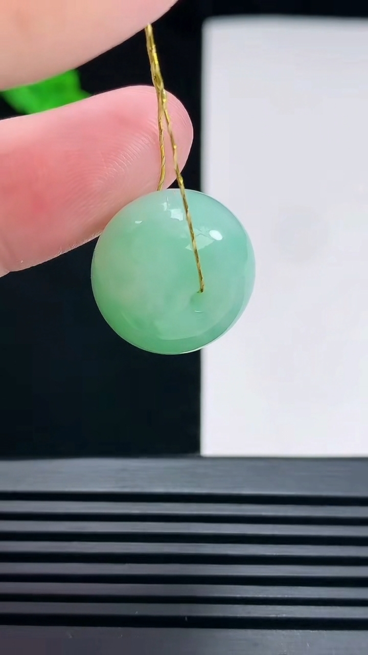 天然A货翡翠路路通吊坠，尺寸18-13 重量:8.25g
6月27日