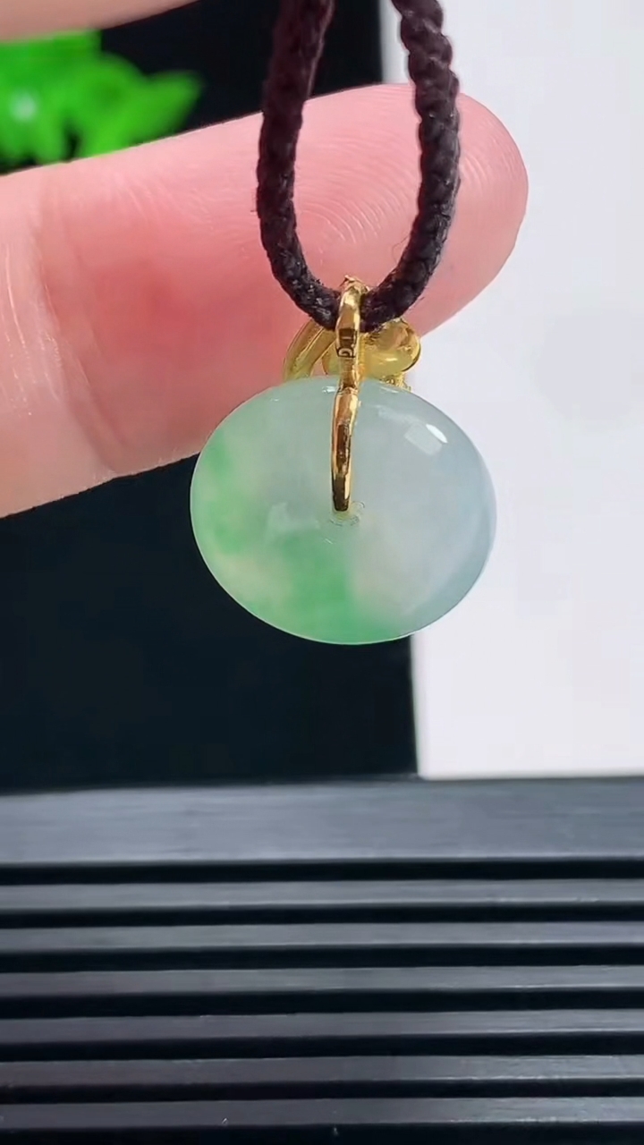天然A货翡翠平安扣吊坠，尺寸15-5.2 重量:2.63g
6月27日