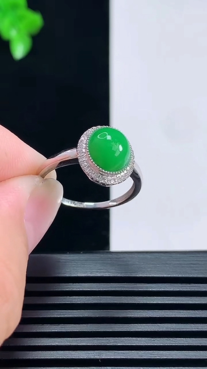 天然A货翡翠蛋面戒指，尺寸17.5-9.5-7-6.5 重量:2.08g2026年6月27日
工厂直销收藏佳品,种好水足，色泽均匀，有种有色，上手高大气！