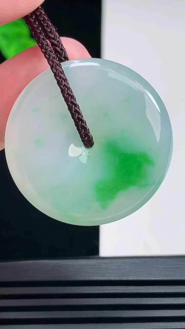天然A货翡翠平安扣吊坠，尺寸33-5 重量:12.35g
6月27日