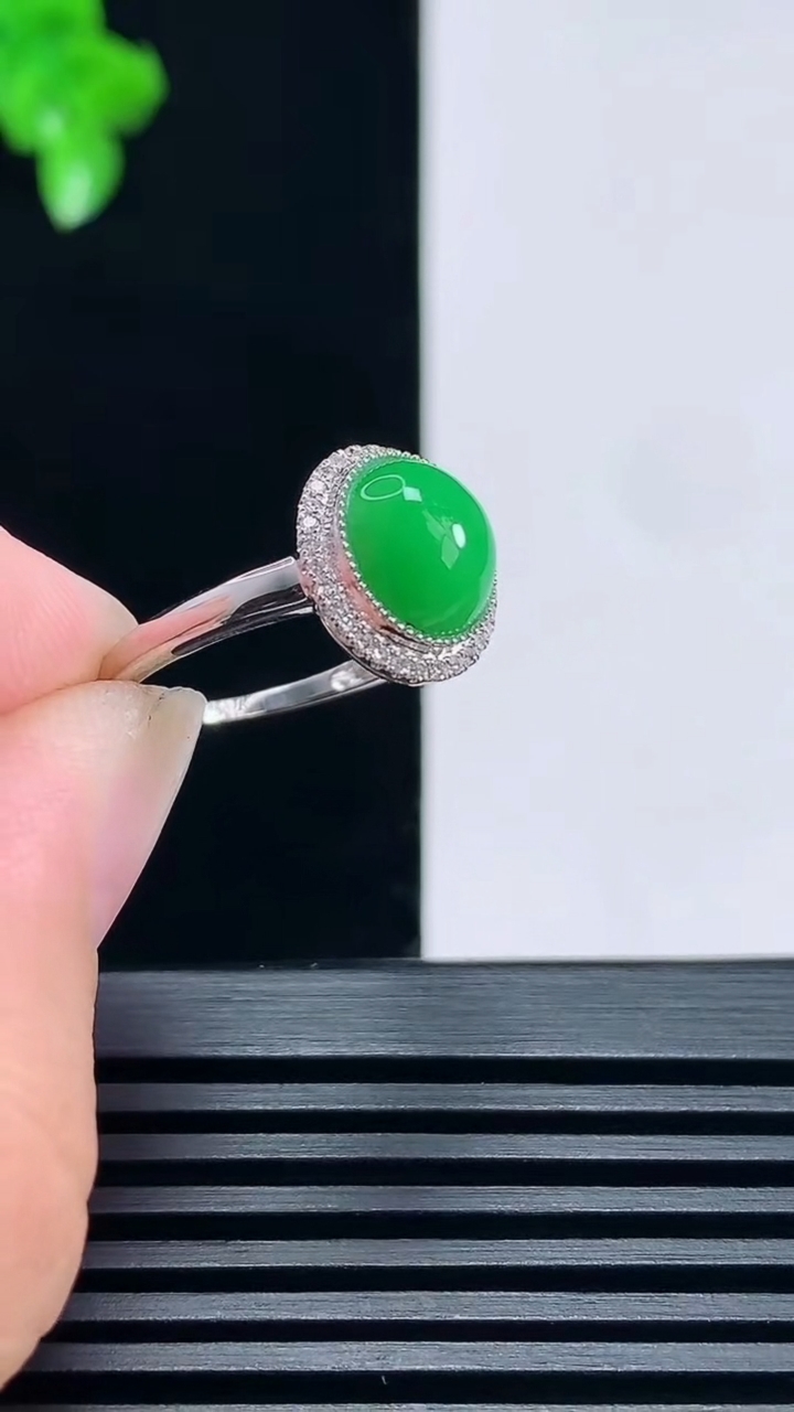 天然A货翡翠蛋面戒指，尺寸17.5-9.5-7-6.5 重量:2.08g2026年6月27日
工厂直销收藏佳品,种好水足，色泽均匀，有种有色，上手高大气！