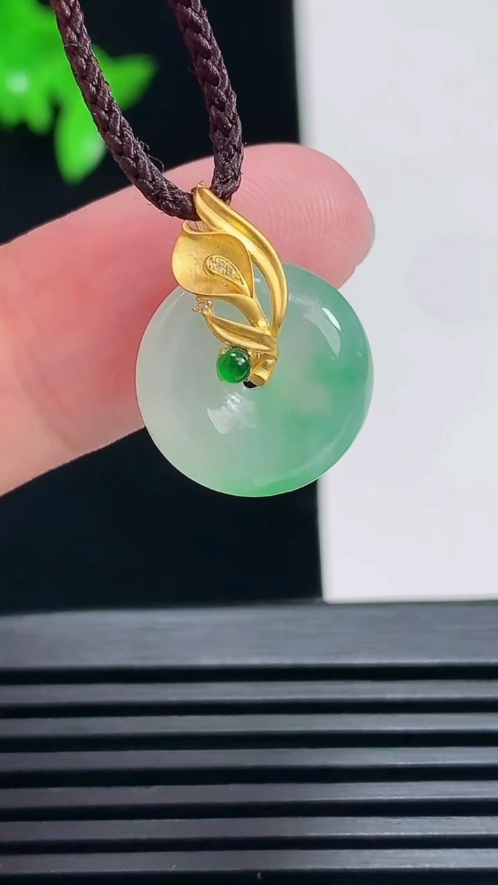 天然A货翡翠平安扣吊坠，尺寸15-5.2 重量:2.63g
6月27日
