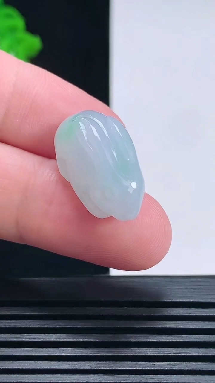 天然A货翡翠生肖兔吊坠，尺寸25-12-13 重量:6.60g
6月27日
