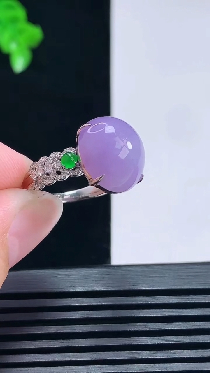 天然A货翡翠18k金紫罗兰蛋面戒指，尺寸17.8-14-12.5-9.5 重量:4.41g2026年6月27日
工厂直销收藏佳品,种好水足，色泽均匀，有种有色，上手高大气！
