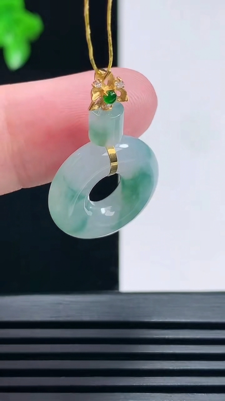 天然A货翡翠18k金飘花平安环吊坠，尺寸30-18.2-5 重量:3.67g
6月27日