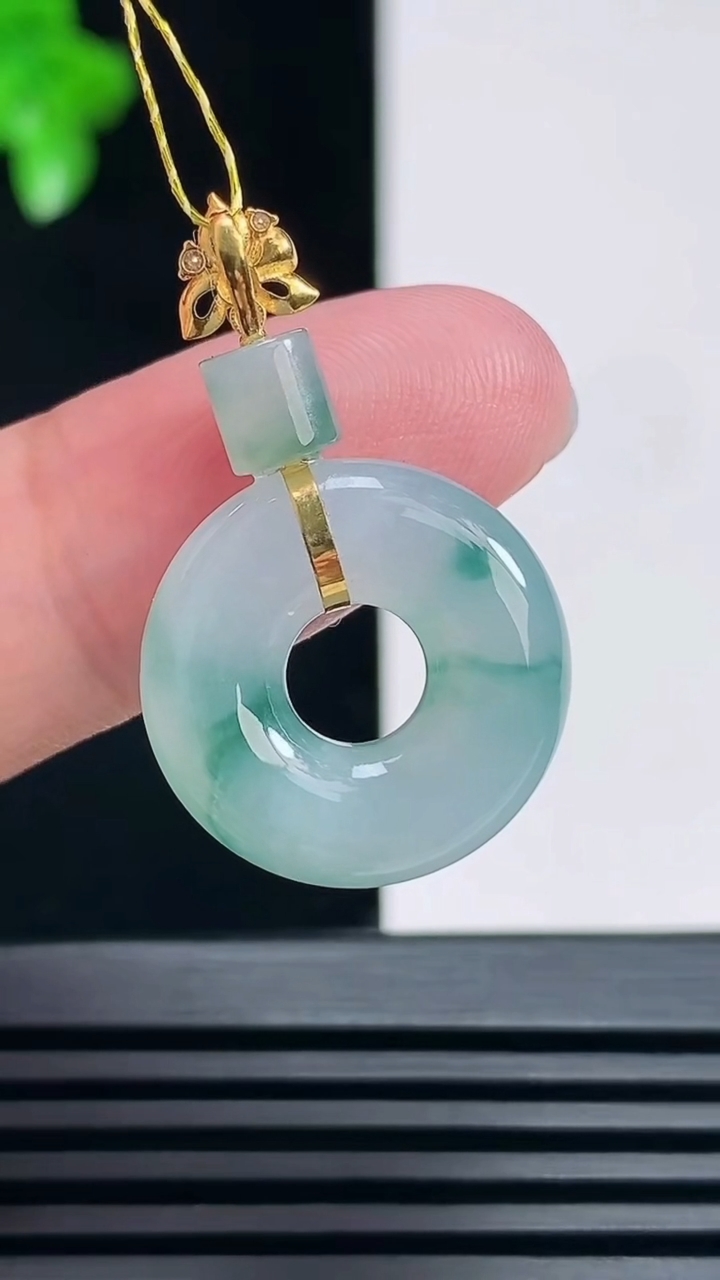 天然A货翡翠18k金飘花平安环吊坠，尺寸30-18.2-5 重量:3.67g
6月27日