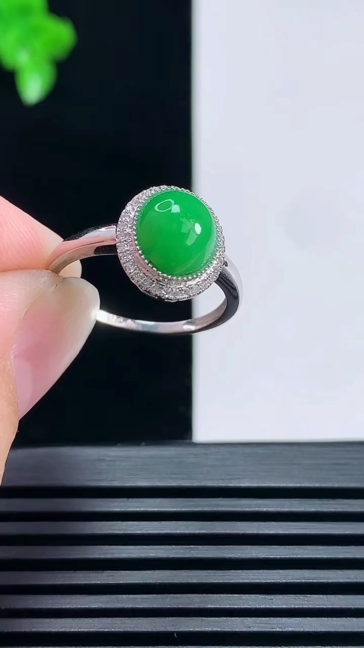 天然A货翡翠蛋面戒指，尺寸17.5-9.5-7-6.5 重量:2.08g2026年6月27日
工厂直