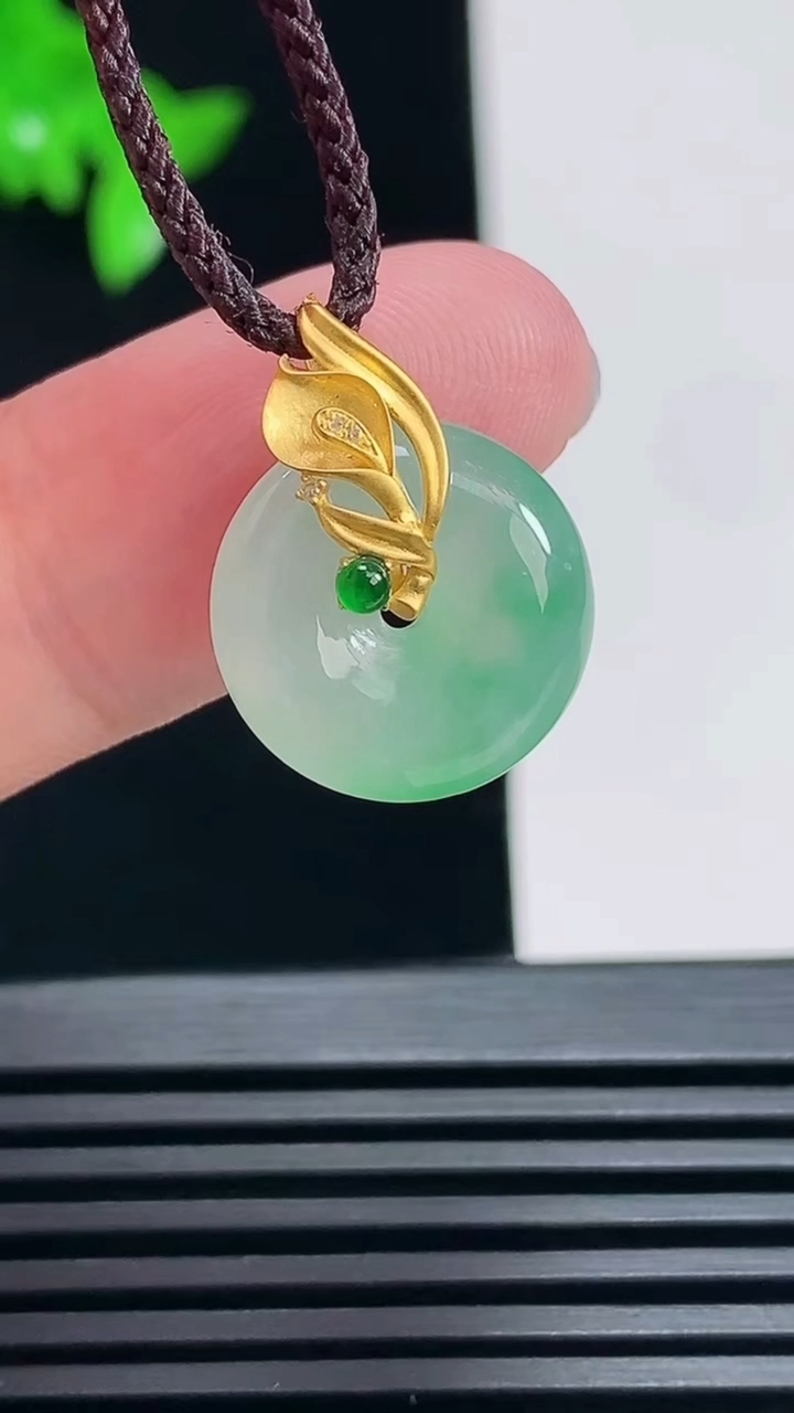 天然A货翡翠平安扣吊坠，尺寸15-5.2 重量:2.63g
6月27日