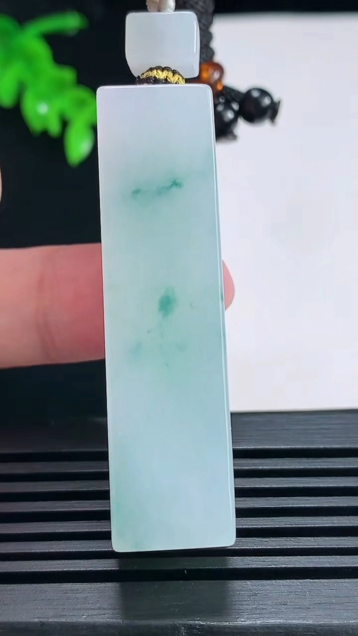 天然A货翡翠飘花无事牌吊坠，尺寸52-13.5-13 重量:33.70g
6月28日