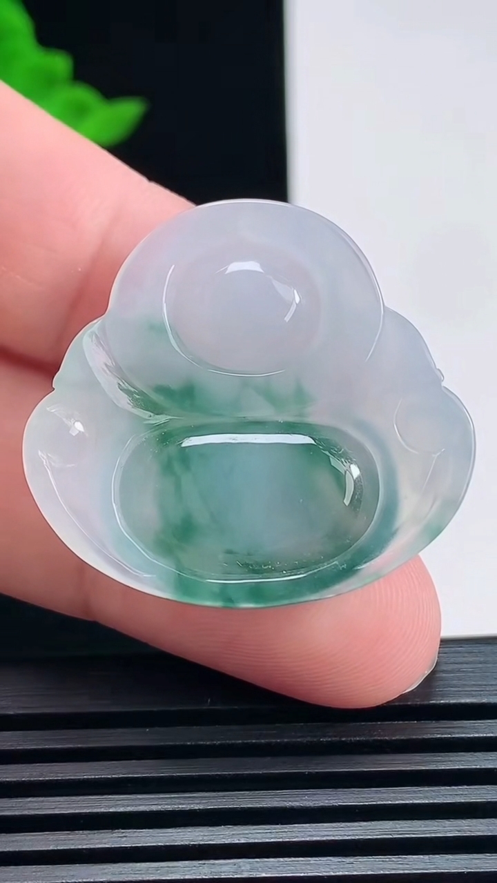 天然A货翡翠冰种飘花佛公吊坠，尺寸30.5-33-6 重量:9.60g
6月28日