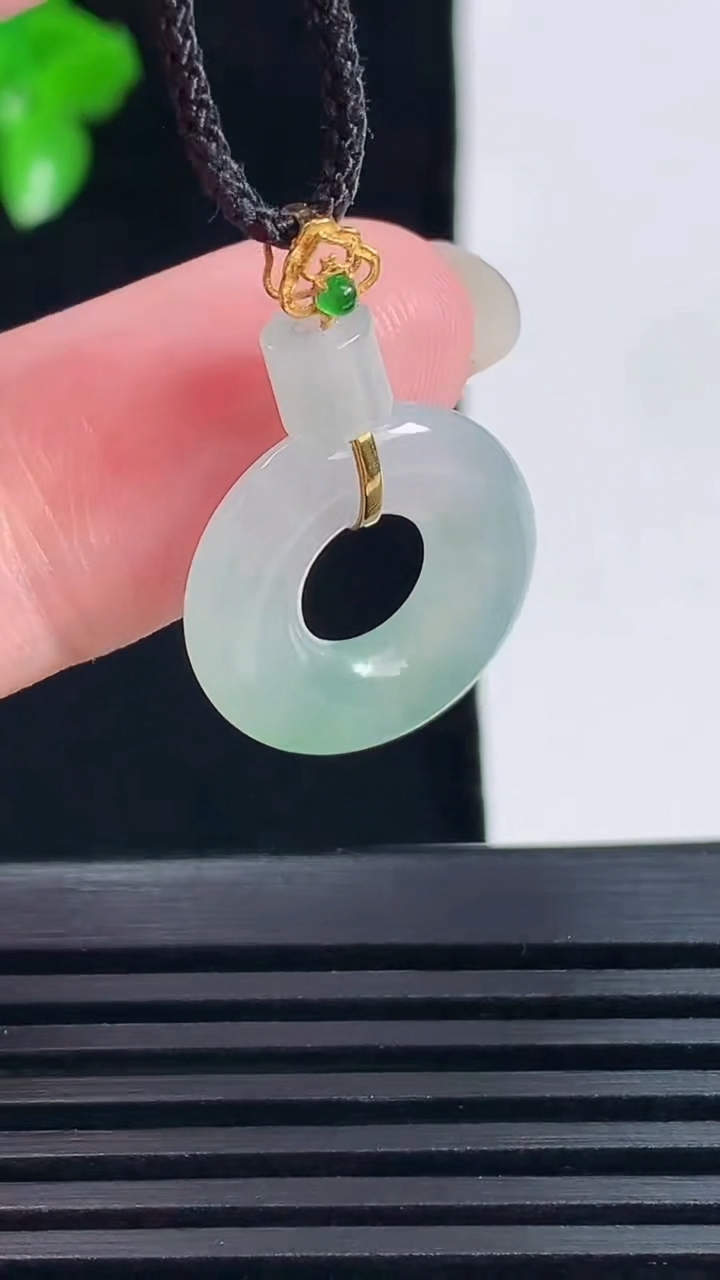 天然A货翡翠平安环吊坠，尺寸27.2-18-4 重量:2.60g
6月28日