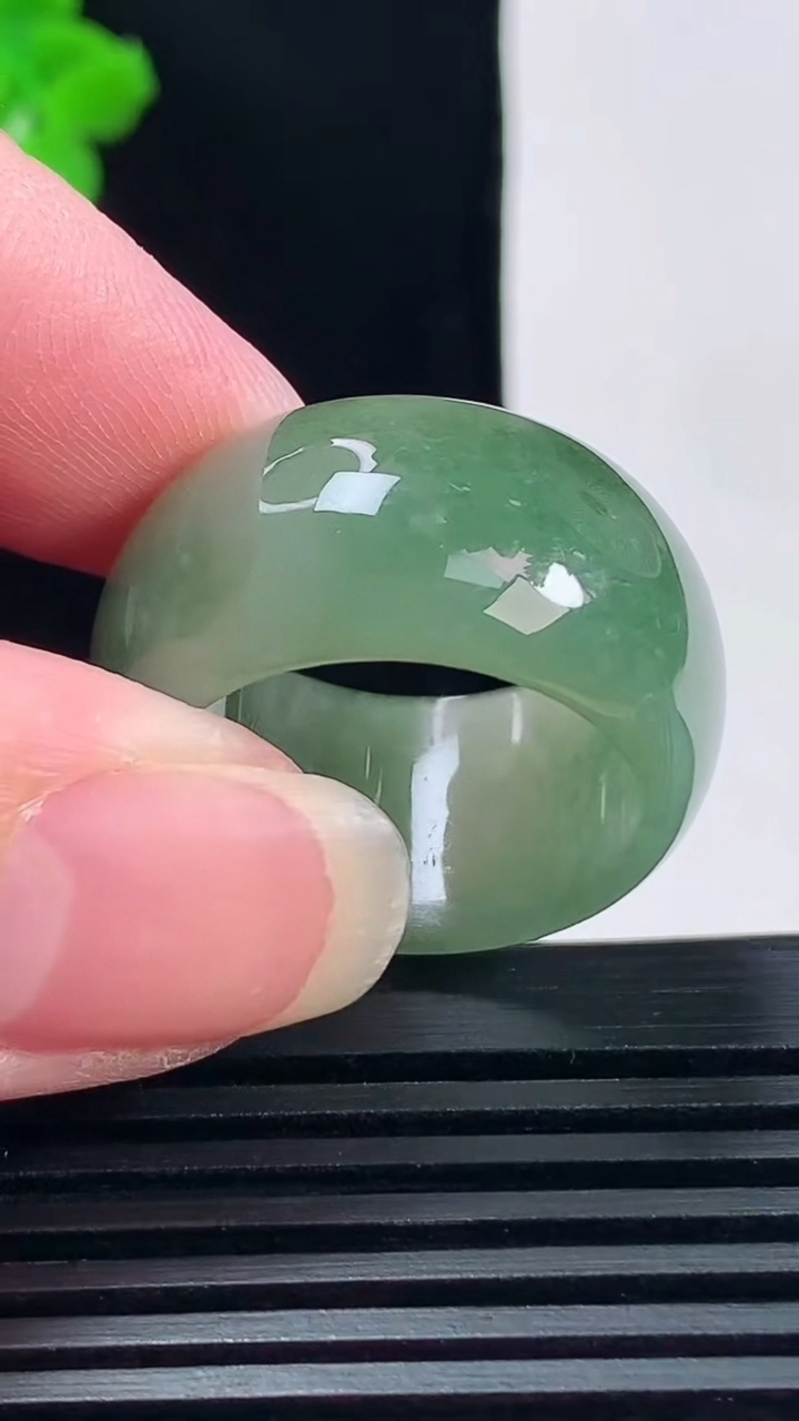 天然A货翡翠素面玉扳指 戒指，尺寸20.3-14-4 重量:10.55g2026年6月28日
工厂直销收藏佳品,种好水足，色泽均匀，有种有色，上手高大气！
