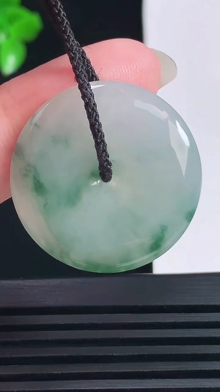 天然A货翡翠冰种飘花平安扣吊坠，尺寸26-4 重量:6.24g
6月28日
