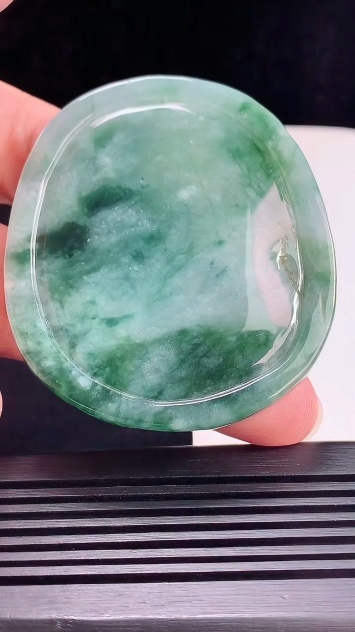 天然A货翡翠飘花大鹏展翅吊坠，尺寸61-53.6-10 重量:56.68g H30
6月28日