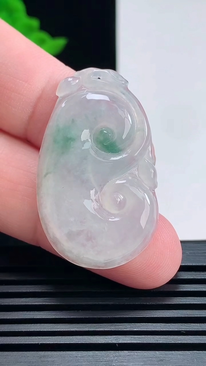 天然A货翡翠冰种飘花如意吊坠，尺寸38-22.6-3.6 重:5.90g  h535
6月28日