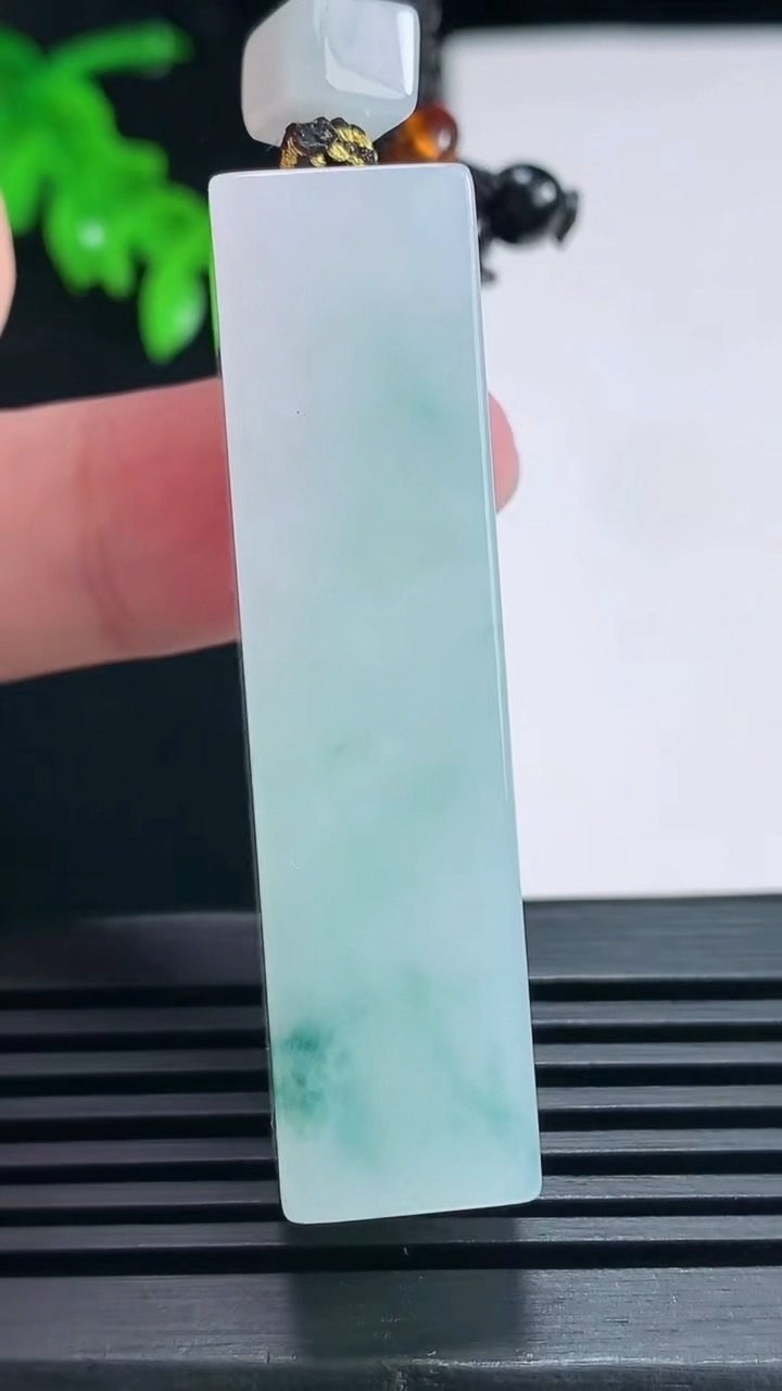 天然A货翡翠飘花无事牌吊坠，尺寸52-13.5-13 重量:33.70g
6月28日