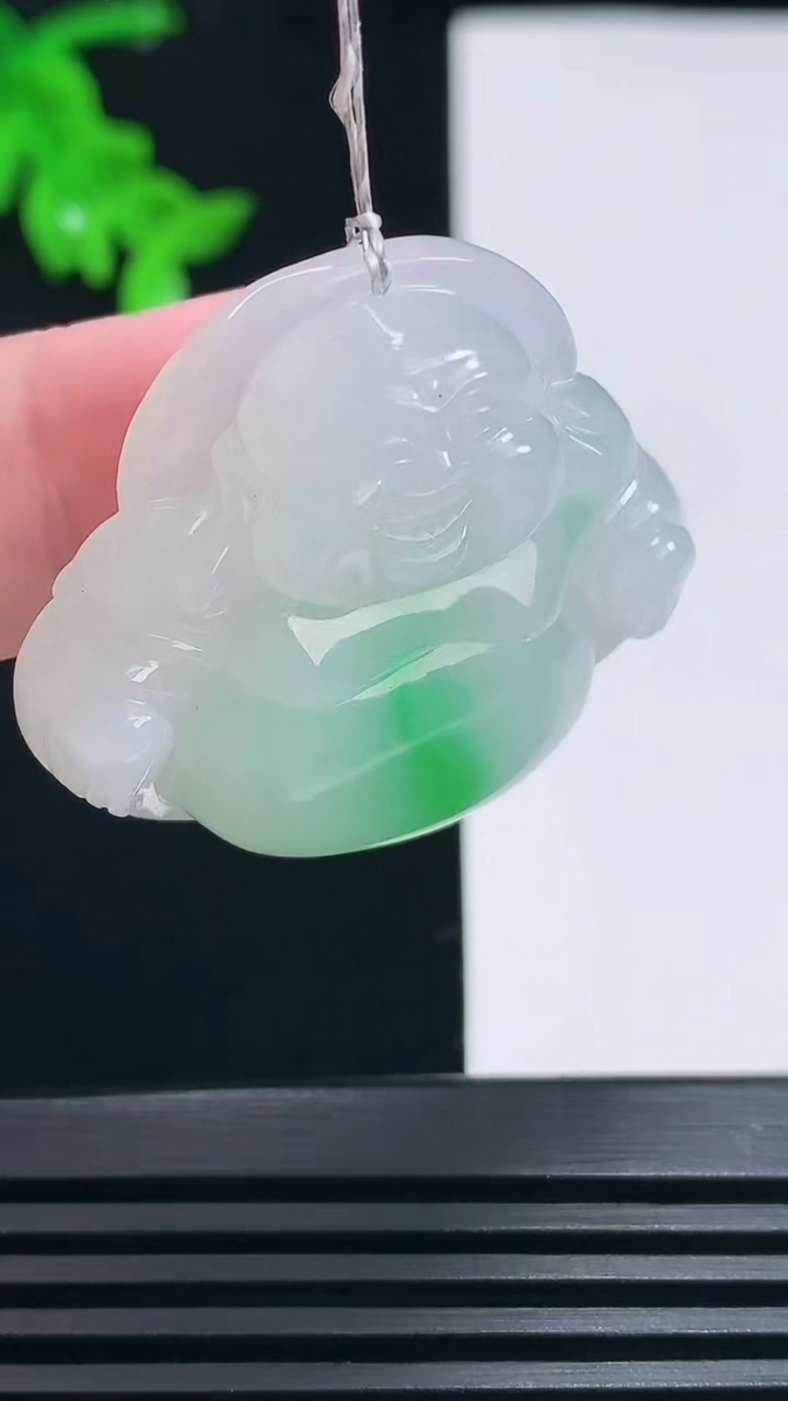 天然A货翡翠佛公吊坠，尺寸32-36-10 重量:18.14g
6月28日