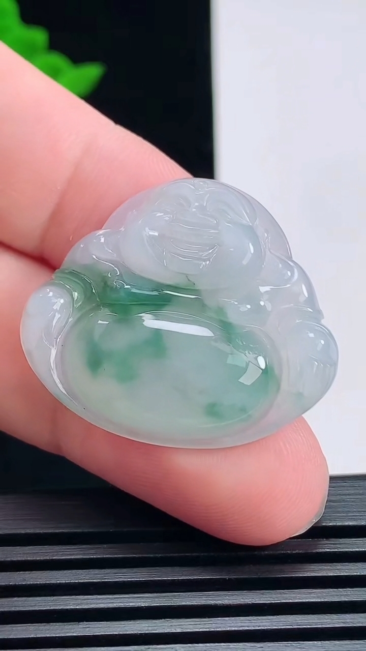 天然A货翡翠飘花佛公吊坠，尺寸28-32-5.5 重量:7.67g
6月28日