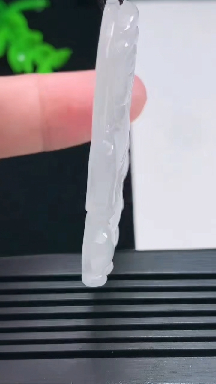 天然A货翡翠正装观音吊坠，尺寸52-33-5 重量:16.23g
6月28日