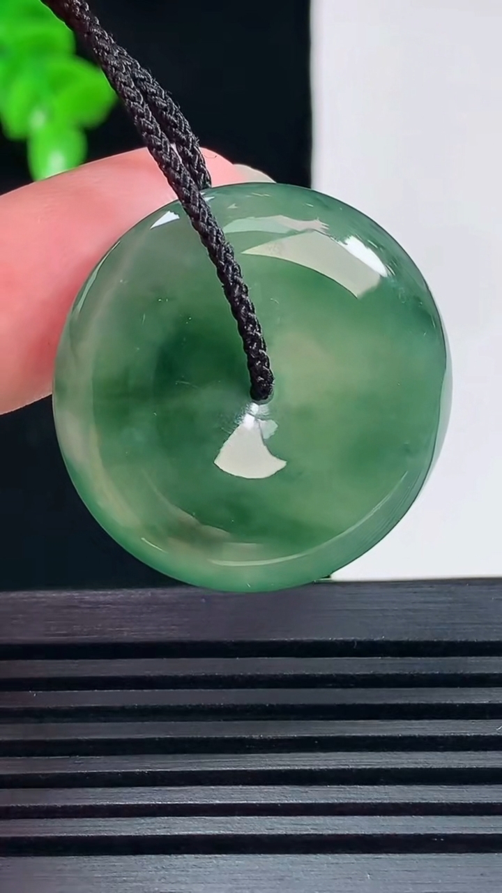 天然A货翡翠平安扣吊坠，尺寸30-5.2 重量:10.23g
6月28日