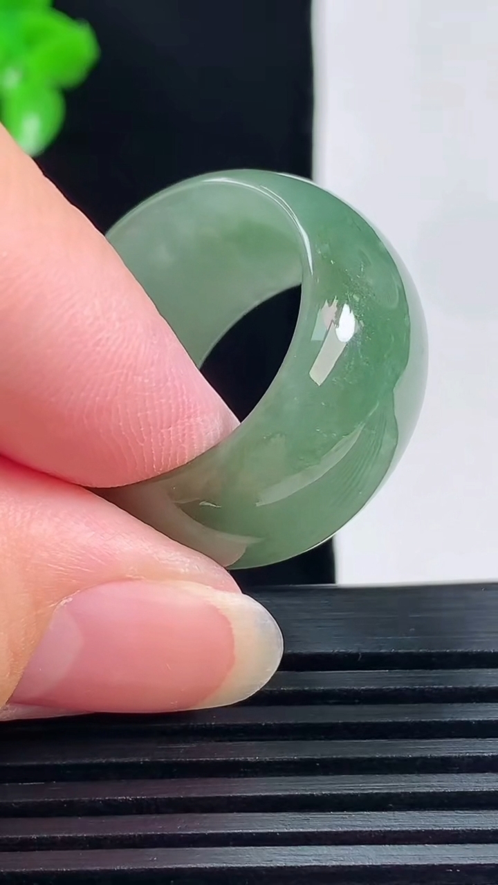 天然A货翡翠素面玉扳指 戒指，尺寸20.3-14-4 重量:10.55g2026年6月28日
工厂直销收藏佳品,种好水足，色泽均匀，有种有色，上手高大气！