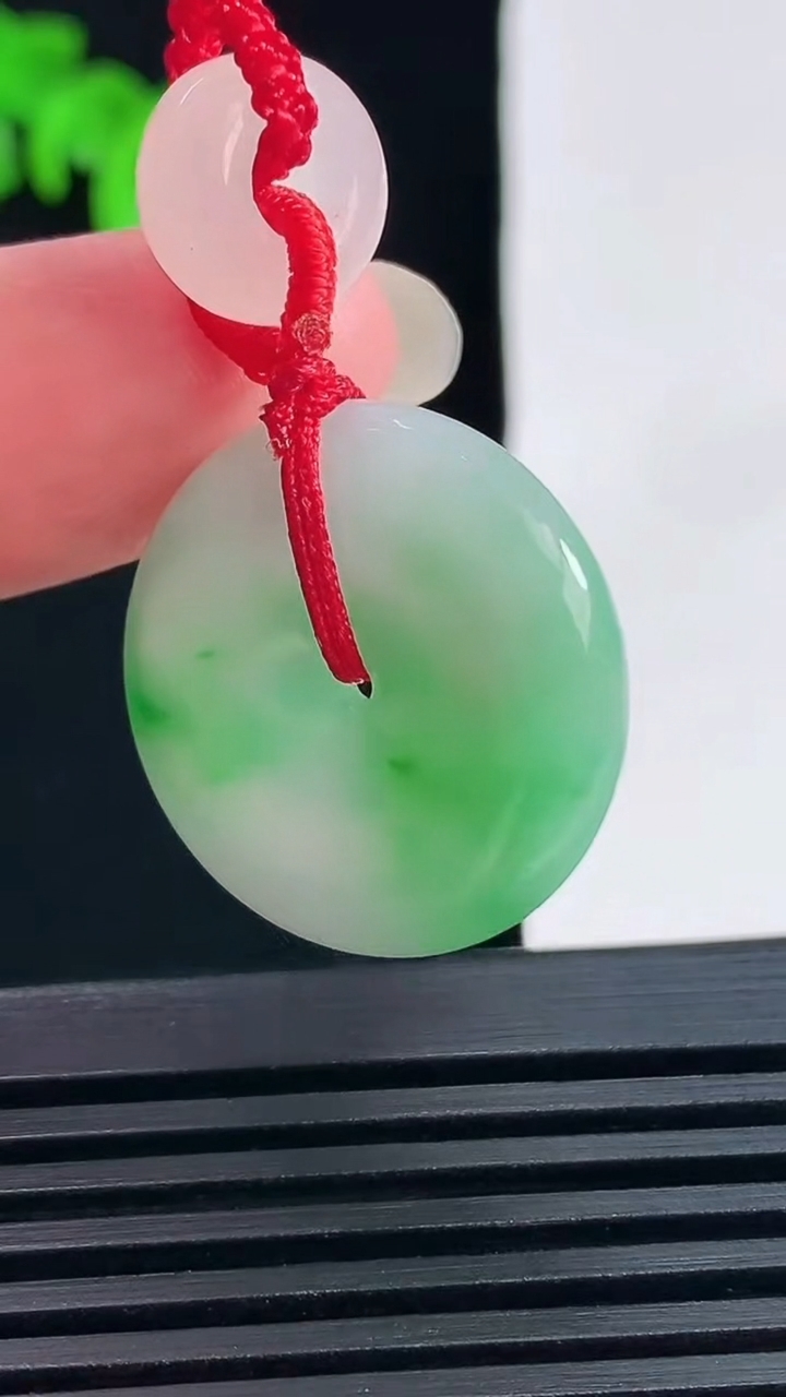 天然A货翡翠平安扣吊坠，尺寸23-5 重量:8.81g
6月28日