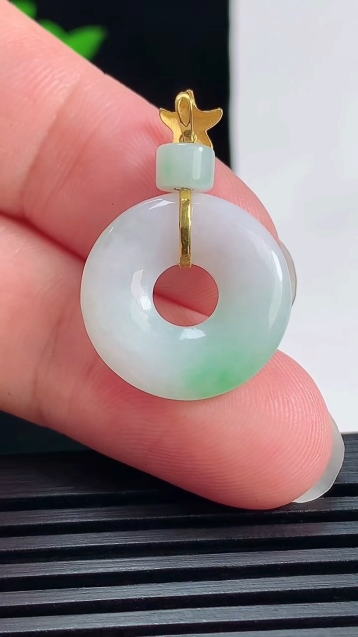 天然A货翡翠平安环吊坠，尺寸29-19-3.6 重量:3.00g
6月28日