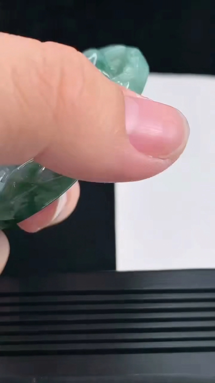 天然A货翡翠飘花大鹏展翅吊坠，尺寸61-53.6-10 重量:56.68g H30
6月28日