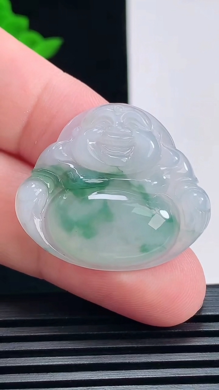 天然A货翡翠飘花佛公吊坠，尺寸28-32-5.5 重量:7.67g
6月28日