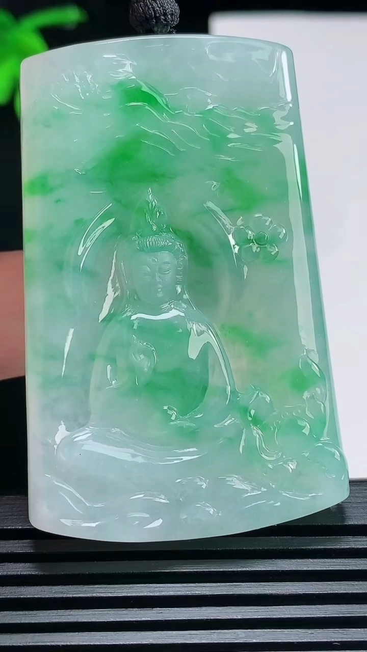 天然A货翡翠观音菩萨吊坠，尺寸58-37.6-6 重量:37.50g
6月28日