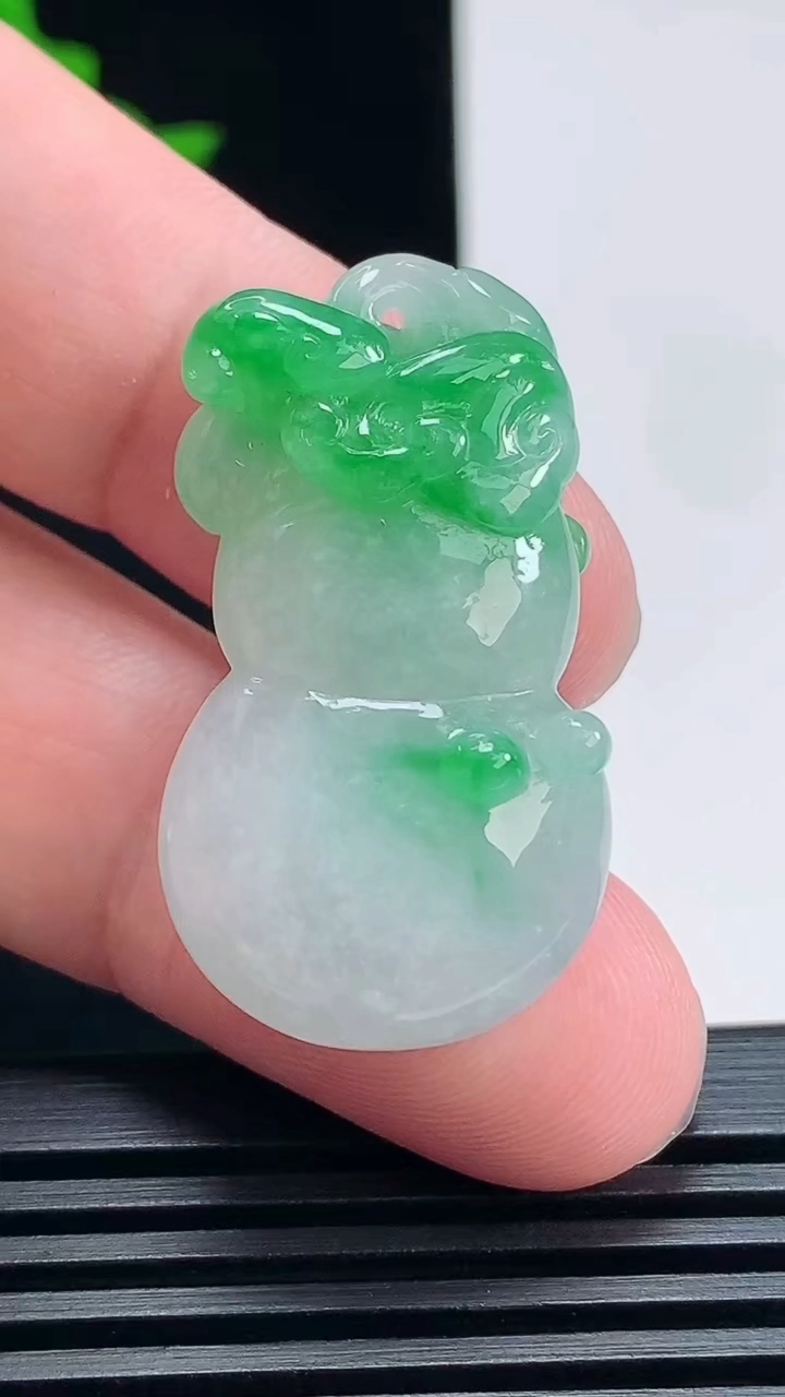 天然A货翡翠葫芦吊坠，尺寸35-20-8.6 重量:11.53g
6月28日