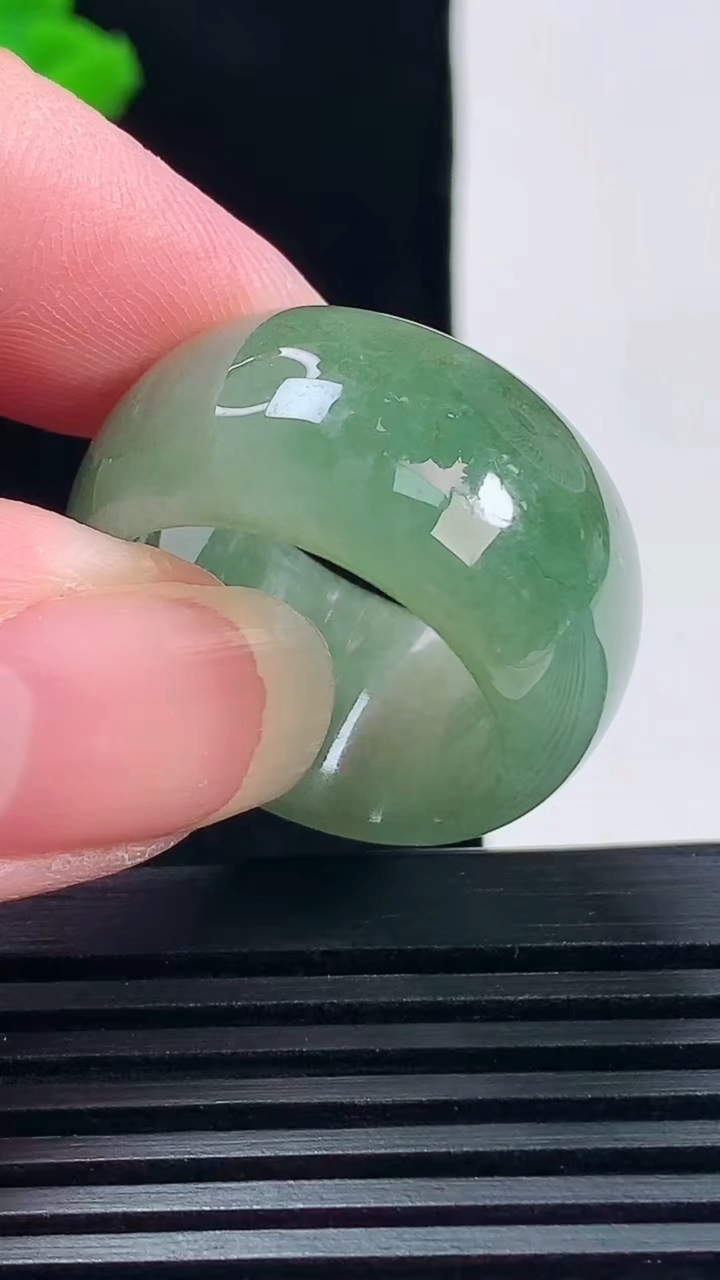 天然A货翡翠素面玉扳指 戒指，尺寸20.3-14-4 重量:10.55g2026年6月28日
工厂直