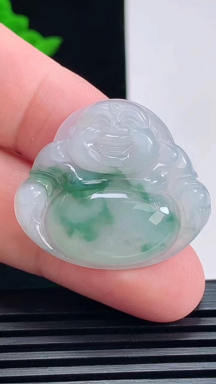 天然A货翡翠飘花佛公吊坠，尺寸28-32-5.5 重量:7.67g
6月28日