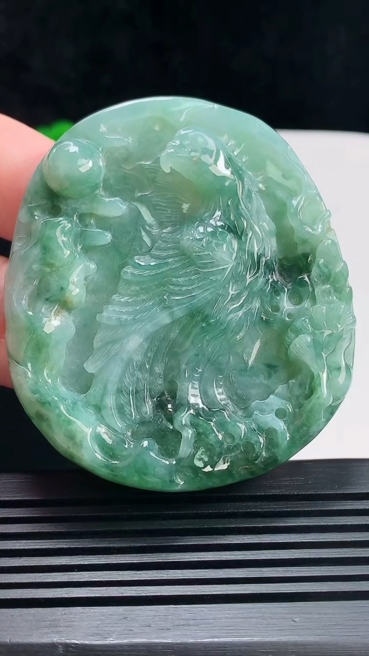 天然A货翡翠飘花大鹏展翅吊坠，尺寸61-53.6-10 重量:56.68g H30
6月28日