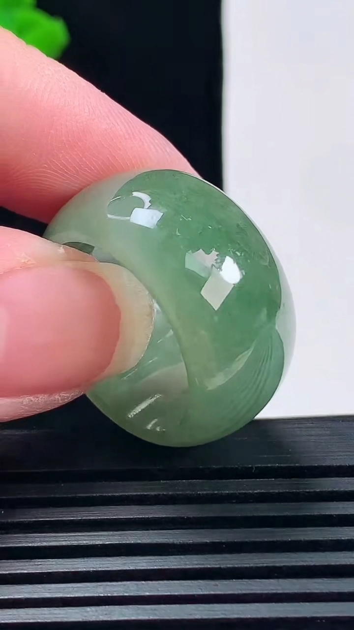 天然A货翡翠素面玉扳指 戒指，尺寸20.3-14-4 重量:10.55g2026年6月28日
工厂直销收藏佳品,种好水足，色泽均匀，有种有色，上手高大气！