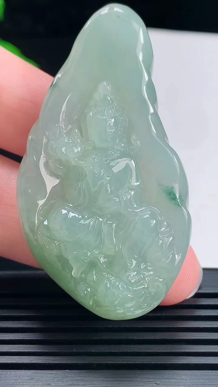 天然A货翡翠飘花大势至菩萨吊坠，尺寸59.6-32-12 重量:38.27g H30
6月28日