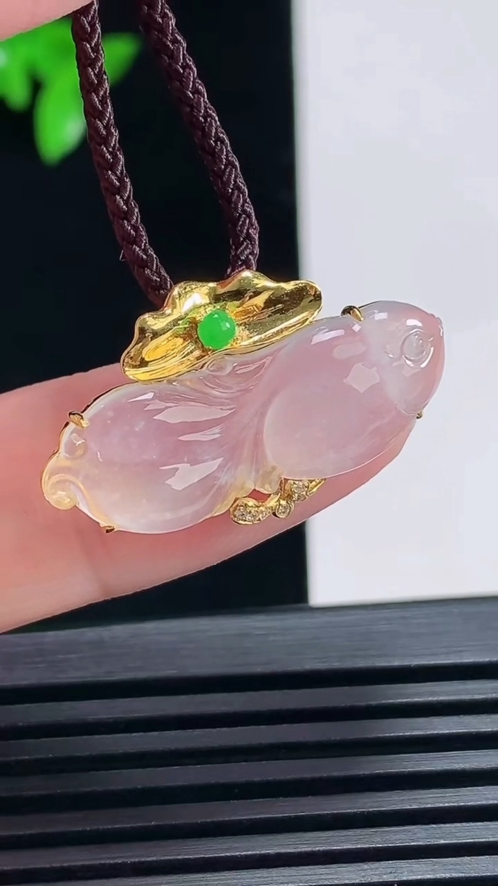 天然A货翡翠种白冰年年有余吊坠，尺寸27-16.2-5，裸石27-9.5 重量:2.15g
6月28日