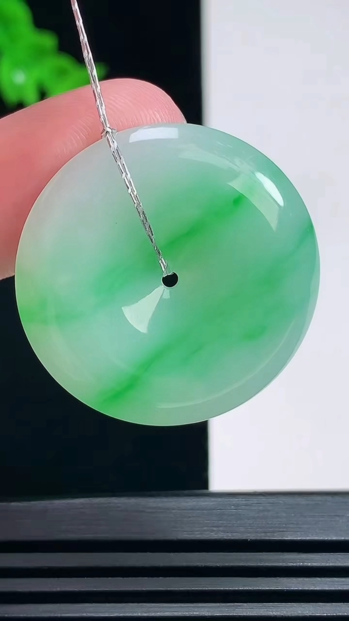 天然A货翡翠平安扣吊坠，尺寸30-5.8 重量:10.73g
6月28日