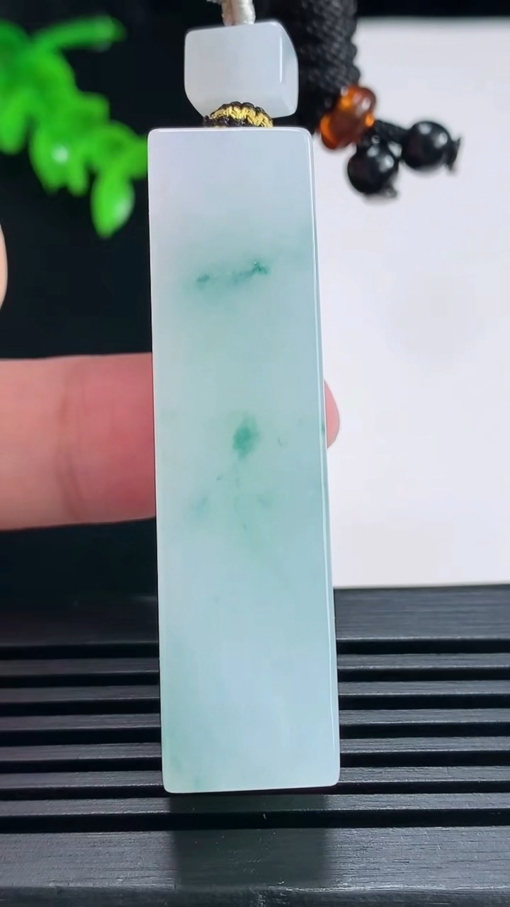 天然A货翡翠飘花无事牌吊坠，尺寸52-13.5-13 重量:33.70g
6月28日