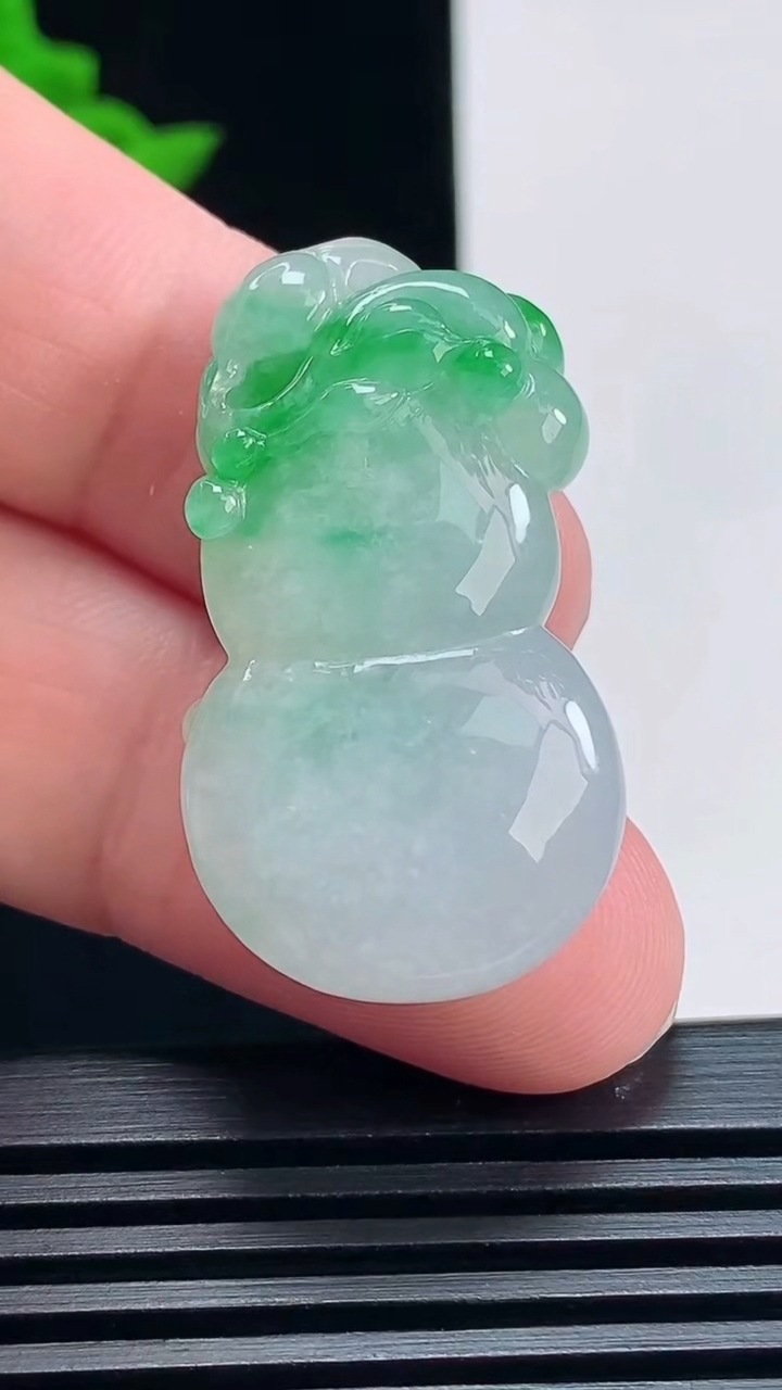 天然A货翡翠葫芦吊坠，尺寸35-20-8.6 重量:11.53g
6月28日