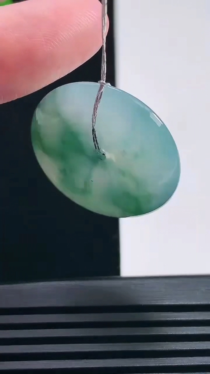 天然A货翡翠冰种飘花平安扣吊坠，尺寸27-5.2 重量:8.12g
6月28日
