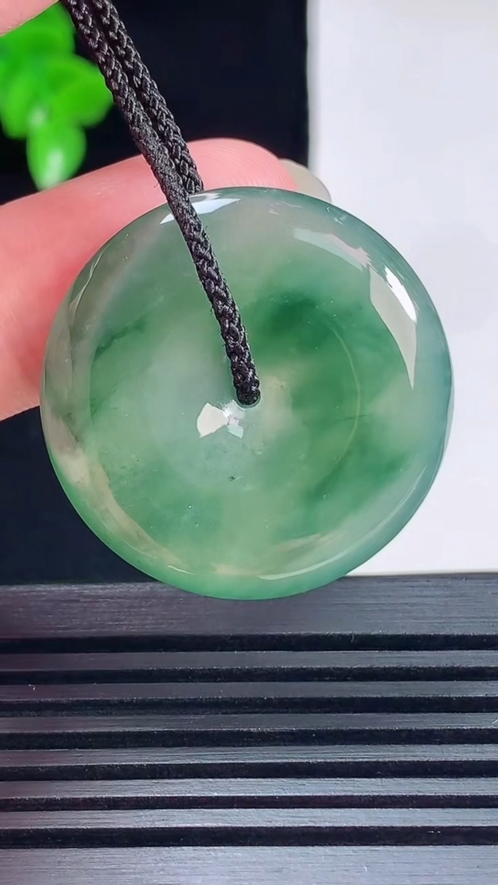 天然A货翡翠平安扣吊坠，尺寸30-5.2 重量:10.23g
6月28日