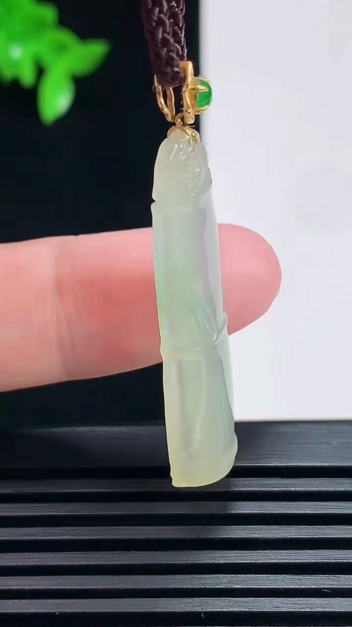 天然A货翡翠节节高升  竹节吊坠，尺寸43-11.3-4.6 重:3.83g  h535
6月28日