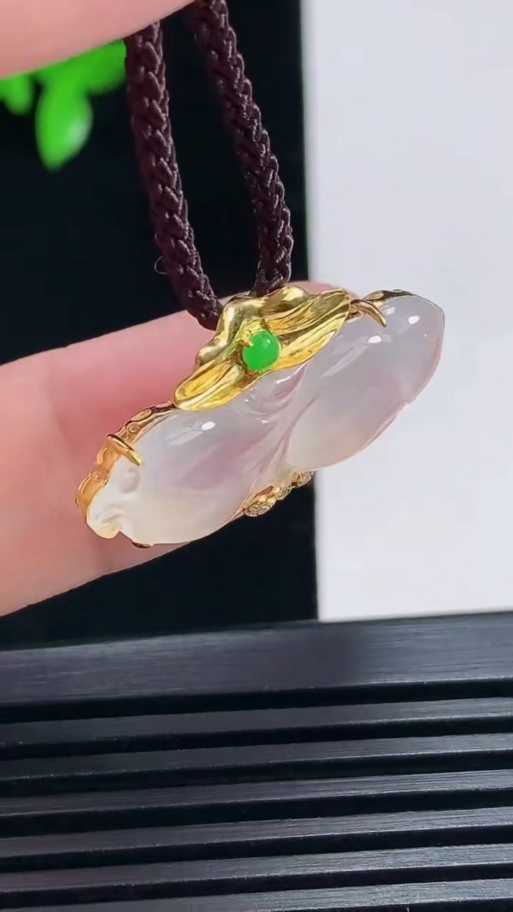 天然A货翡翠种白冰年年有余吊坠，尺寸27-16.2-5，裸石27-9.5 重量:2.15g
6月28日