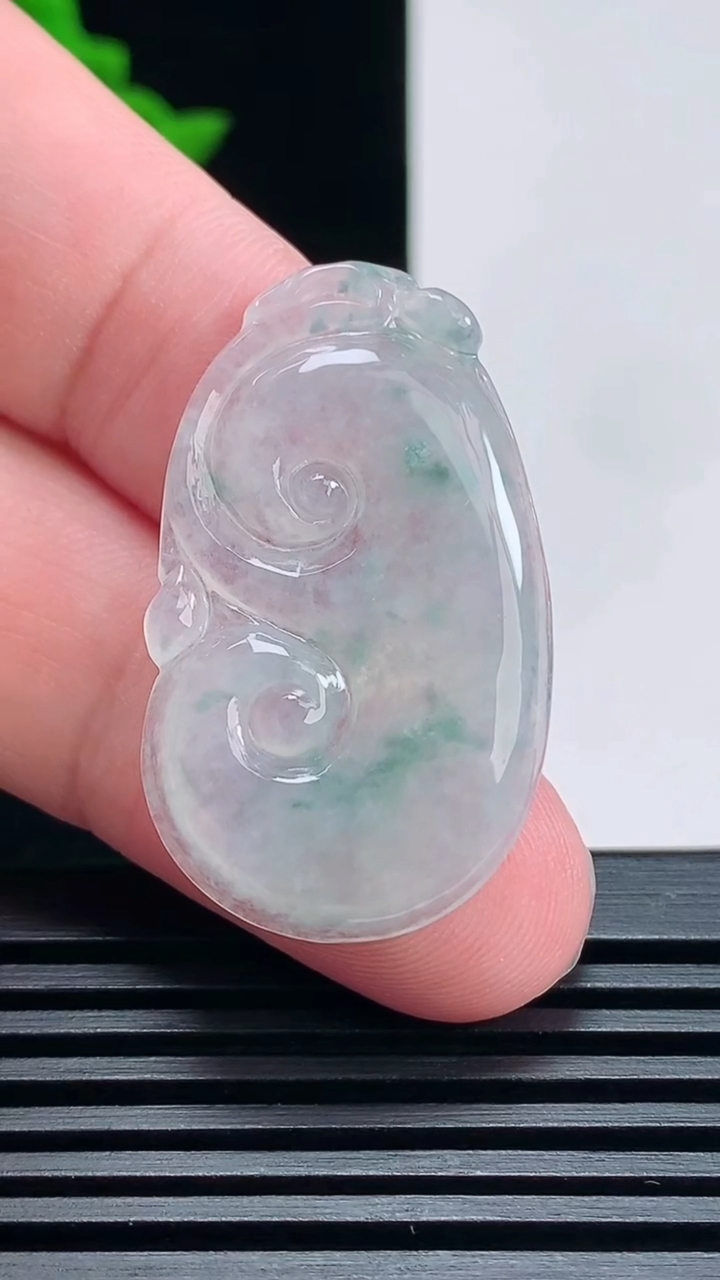 天然A货翡翠冰种飘花如意吊坠，尺寸35.5-21.3-3.4 重:5.06g  h535
6月28日
